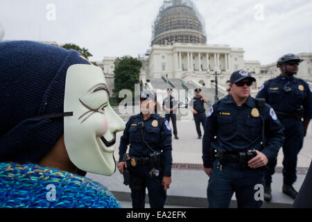 Washington, DC, Stati Uniti d'America. 5 Novembre, 2014. Centinaia di led anonimo dimostranti rally in Washington, DC, protestando contro austerità, sorveglianza di massa e di oppressione su questo Guy Fawkes credito al giorno: B Christopher/Alamy Live News Foto Stock