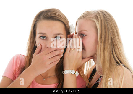 Le ragazze adolescenti sono whispering gossip a ciascun altro Foto Stock