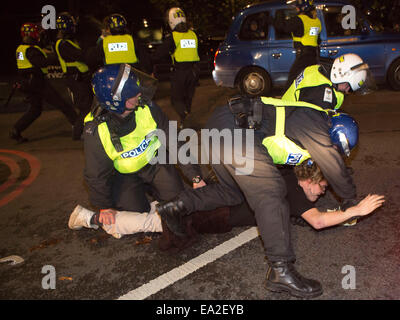 Londra, Regno Unito. 5 Novembre, 2014. La figura mostra la Polizia antisommossa arresto di un manifestante durante gli attivisti anonimi gruppo "Maschera illion marzo " Londra UK. Credito: Jeff Gilbert/Alamy Live News Foto Stock