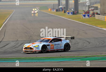 Shanghai, Cina. 2° Nov, 2014. 95 - Aston Martin Racing (GBR). Aston Martin Vantage V8. KRISTIAN POULSEN (DNK) DAVID HEINEMEIER HANSSON (DNK) e RICHIE STANAWAY (NZL) - FIA World Endurance Championship 1-2 categoria Le Mans GTE Am. Finitura a Shanghai International Circuit. © Marcio Machado/ZUMA filo/ZUMAPRESS.com/Alamy Live News Foto Stock