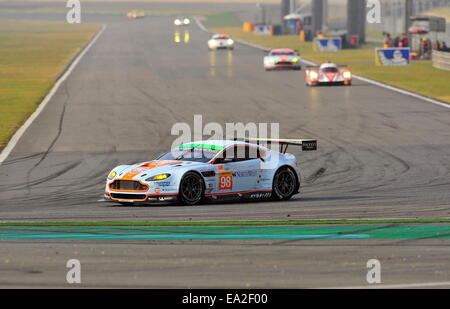 Shanghai, Cina. 2° Nov, 2014. 98 - Aston Martin Racing (GBR). Aston Martin Vantage V8. Paolo DALLA LANA (CAN) Pedro Lamy (PRT) e Christoffer Nygaard (DNK) - FIA World Endurance Championship 1-2 categoria Le Mans GTE Am. Finitura a Shanghai International Circuit. © Marcio Machado/ZUMA filo/ZUMAPRESS.com/Alamy Live News Foto Stock