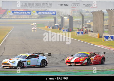 Shanghai, Cina. 2° Nov, 2014. (L) 97 - Aston Martin Racing (GBR). Aston Martin Vantage V8. DARREN TURNER (GBR) Stefan Mucke (DEU) - LM GTE Pro. (R) 90 - 8 stelle MOTORSPORTS (USA). Ferrari F458 Italia. GIANLUCA RODA (ITA) Paolo Ruberti (ITA) e Matteo Cressoni (ITA) - FIA World Endurance Championship 1-2 categoria Le Mans GTE Am. Finitura a Shanghai International Circuit. © Marcio Machado/ZUMA filo/ZUMAPRESS.com/Alamy Live News Foto Stock