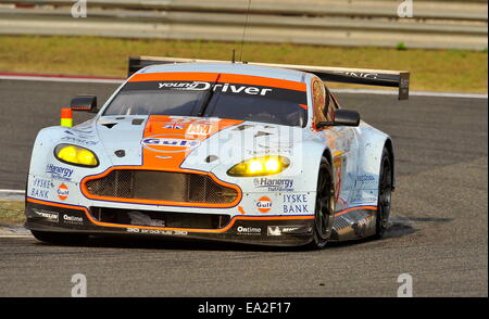 Shanghai, Cina. 2° Nov, 2014. 95 - Aston Martin Racing (GBR). Aston Martin Vantage V8. KRISTIAN POULSEN (DNK) DAVID HEINEMEIER HANSSON (DNK) e RICHIE STANAWAY (NZL) - FIA World Endurance Championship 1-2 categoria Le Mans GTE Am. Finitura a Shanghai International Circuit. © Marcio Machado/ZUMA filo/ZUMAPRESS.com/Alamy Live News Foto Stock