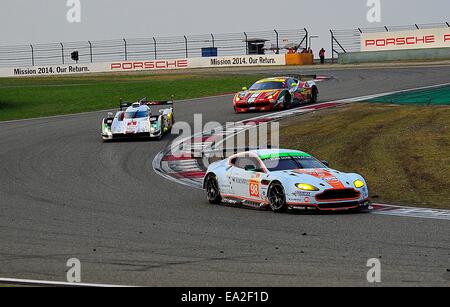 Shanghai, Cina. 2° Nov, 2014. 98 - Aston Martin Racing (GBR). Aston Martin Vantage V8. Paolo DALLA LANA (CAN) Pedro Lamy (PRT) e Christoffer Nygaard (DNK) vincitori del FIA World Endurance Championship 1-2 categoria Le Mans GTE Am. Finitura a Shanghai International Circuit. © Marcio Machado/ZUMA filo/ZUMAPRESS.com/Alamy Live News Foto Stock