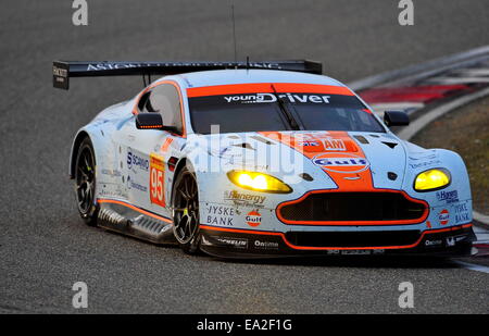 Shanghai, Cina. 2° Nov, 2014. 95 - Aston Martin Racing (GBR). Aston Martin Vantage V8. KRISTIAN POULSEN (DNK) DAVID HEINEMEIER HANSSON (DNK) e RICHIE STANAWAY (NZL) - FIA World Endurance Championship 1-2 categoria Le Mans GTE Am. Finitura a Shanghai International Circuit. © Marcio Machado/ZUMA filo/ZUMAPRESS.com/Alamy Live News Foto Stock