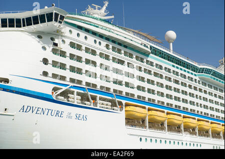 Royal Caribbean International la nave di crociera avventura del mare e al porto di Cartagena, Spagna Foto Stock