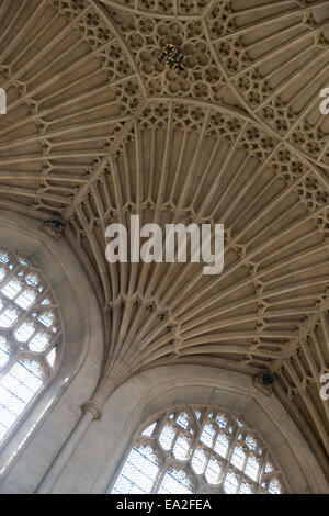 Il bellissimo e delicato ventilatore soffitto a volte di Abbazia di Bath in bagno, Somerset Foto Stock