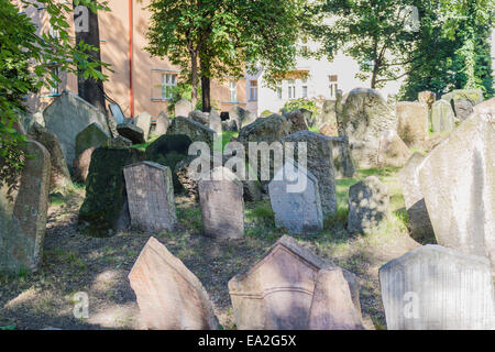 Affollato di grigio gli oggetti contrassegnati per la rimozione definitiva nel vecchio cimitero ebraico di Praga Foto Stock