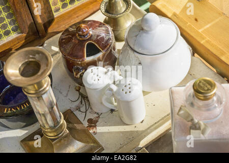 Affascinante di display incrinato vintage terraglie & ottone antico visualizzati nella finestra del negozio in Piazza dei Ciompi fleamarket Firenze Foto Stock