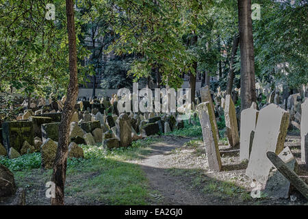 Affollato di grigio gli oggetti contrassegnati per la rimozione definitiva nel vecchio cimitero ebraico di Praga Foto Stock