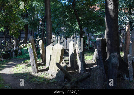 Affollato di grigio gli oggetti contrassegnati per la rimozione definitiva nel vecchio cimitero ebraico di Praga Foto Stock