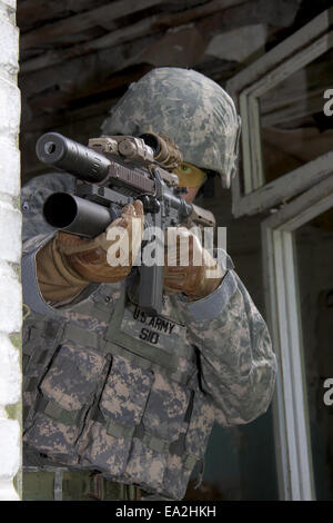 Noi soldato urban sulla missione patrol mira (verticale). Foto Stock