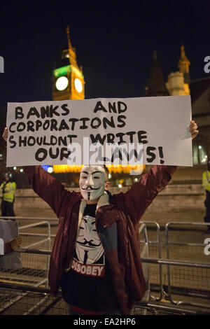 Londra, Regno Unito. 5 Novembre, 2014. La figura mostra i manifestanti a Londra parte dell'attivista anonimo gruppo "Maschera illion marzo' che minacciano il blocco di Londra stasera- marzo Londra UK. Credito: Jeff Gilbert/Alamy Live News Foto Stock