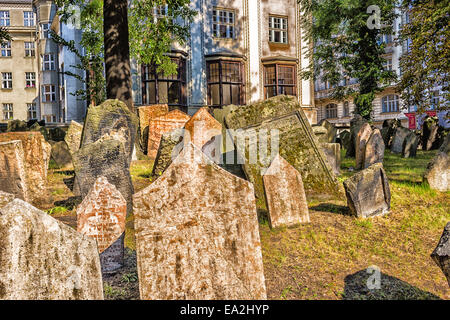 Affollato di grigio gli oggetti contrassegnati per la rimozione definitiva nel vecchio cimitero ebraico di Praga Foto Stock