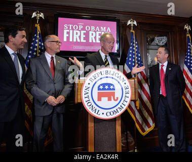 Washington DC, Stati Uniti d'America. 5 Novembre, 2014. Stati Uniti Il senatore repubblicano Jerry Moran (2nd, R), presidente del National repubblicano Comitato Senatoriale (NRSC), parla nel corso di una conferenza stampa presso il Comitato Nazionale Repubblicano della sede di Washington, DC, capitale repubblicani maggioranza acquisita negli Stati Uniti Il senato e ampliato il controllo della Camera dei Rappresentanti in elezioni intermedia il martedì. Credito: Xinhua/Alamy Live News Foto Stock