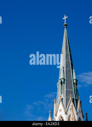 Una guglia della chiesa contro un quasi perfettamente il cielo blu. Foto Stock