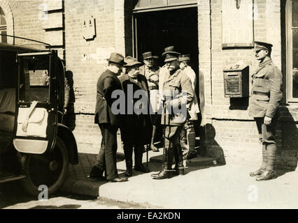 Gazzetta fotografia scattata sul British fronte occidentale in Francia : la grande offensiva tedesca - Maresciallo di Campo Sir Douglas Haig incontra M. Clemenceau sul fronte britannico Foto Stock