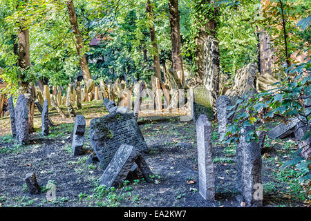 Affollato di grigio gli oggetti contrassegnati per la rimozione definitiva nel vecchio cimitero ebraico di Praga Foto Stock