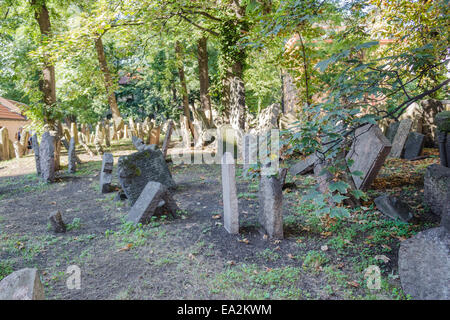 Affollato di grigio gli oggetti contrassegnati per la rimozione definitiva nel vecchio cimitero ebraico di Praga Foto Stock