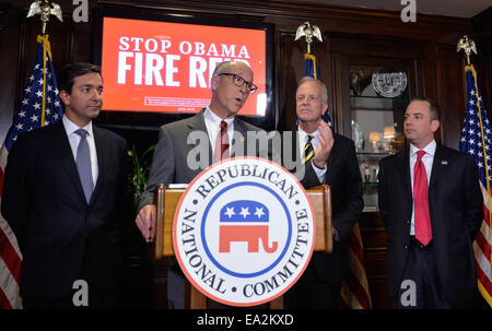 Washington DC, Stati Uniti d'America. 5 Novembre, 2014. Greg Walden (2nd, L), presidente del National Republican Congressional Committee (NRCC), parla nel corso di una conferenza stampa presso il Comitato Nazionale Repubblicano della sede di Washington D.C., capitale repubblicani maggioranza acquisita negli Stati Uniti Il senato e ampliato il controllo della Camera dei Rappresentanti in elezioni intermedia il martedì. Credito: Xinhua/Alamy Live News Foto Stock