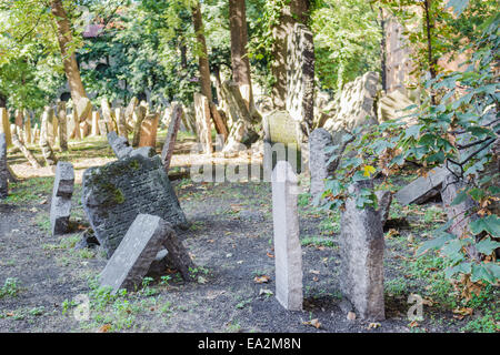 Affollato di grigio gli oggetti contrassegnati per la rimozione definitiva nel vecchio cimitero ebraico di Praga Foto Stock