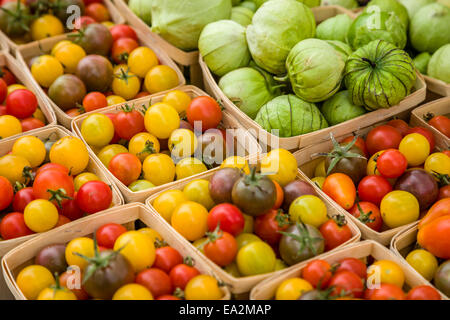 Pomodori ciliegia e mini squash al mercato degli agricoltori. Foto Stock