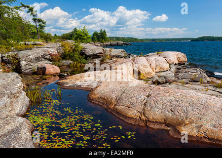 Le formazioni rocciose a rocky lake shore di Georgian Bay nei pressi di Parry Sound, Ontario Canada Foto Stock