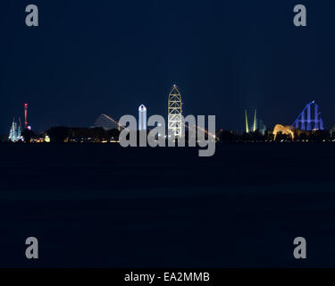 Notte tempo colpo di Cedar Point in Sandusky con il parco dei divertimenti di giostre illuminato Foto Stock