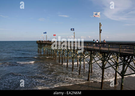 La pesca del molo nel centro cittadino di Myrtle Beach, Carolina del Sud Foto Stock