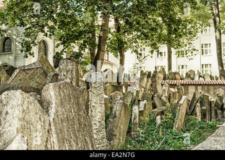 Affollato di grigio gli oggetti contrassegnati per la rimozione definitiva nel vecchio cimitero ebraico di Praga Foto Stock