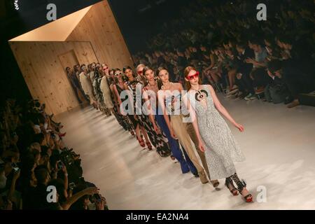 Sao Paulo, Brasile. 5 Novembre, 2014. I modelli presenti le creazioni di moda di IODICE durante il Sao Paulo Fashion Week in Sao Paulo, Brasile, nov. 5, 2014. Credito: Xu Zijian/Xinhua/Alamy Live News Foto Stock