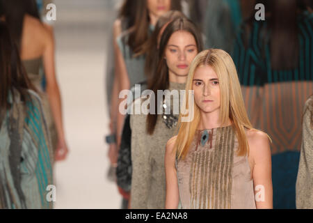 Sao Paulo, Brasile. 5 Novembre, 2014. I modelli presenti le creazioni di moda di SACADA durante il Sao Paulo Fashion Week in Sao Paulo, Brasile, nov. 5, 2014. Credito: Xu Zijian/Xinhua/Alamy Live News Foto Stock