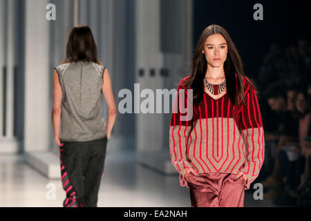 Sao Paulo, Brasile. 5 Novembre, 2014. I modelli presenti le creazioni di moda di SACADA durante il Sao Paulo Fashion Week in Sao Paulo, Brasile, nov. 5, 2014. Credito: Xu Zijian/Xinhua/Alamy Live News Foto Stock