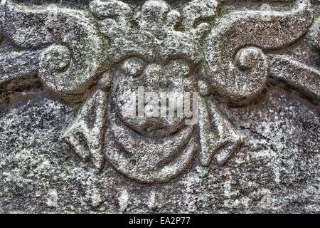 Affollato di grigio gli oggetti contrassegnati per la rimozione definitiva nel vecchio cimitero ebraico di Praga Foto Stock