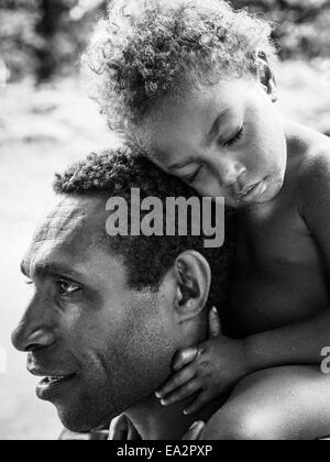 Giovani ni-Vanuatu bambina cade addormentato mentre viene trasportato su suo padre le spalle Foto Stock