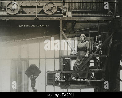 Una donna utilizza una gru O.E.T. (Overhead Electric Travelling) da 20 tonnellate. La gru viene utilizzata in ambienti industriali, dimostrando il ruolo delle donne nelle industrie tradizionalmente dominate dagli uomini, come le costruzioni e il funzionamento di macchinari pesanti. Foto Stock
