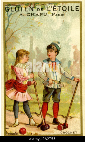 Questa carta raffigura due bambini impegnati in una partita a croquet, catturando un momento di svago e attività giovanile. Le opere d'arte riflettono una visione nostalgica del gioco d'infanzia e del divertimento all'aperto. Foto Stock