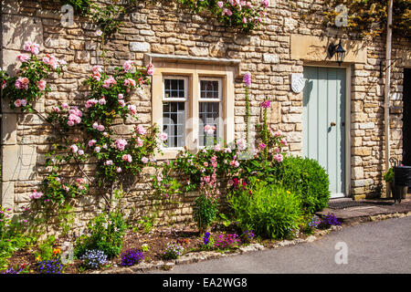 Un grazioso cottage in pietra nel villaggio Costwold di Castle Combe nel Wiltshire. Foto Stock