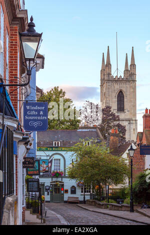 La Guildhall area con caffè e sale da tè e negozi per il turista, Windsor, Berkshire, Inghilterra, Regno Unito, Europa Foto Stock