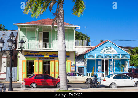 Victorian gingerbread edifici che circondano il parco centrale, Puerto Plata, Repubblica Dominicana, West Indies, dei Caraibi Foto Stock