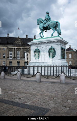 Il re Federico V sulla statua a cavallo nel parco del Castello Reale (Amalienborg), Copenhagen, Danimarca, in Scandinavia, Europa Foto Stock