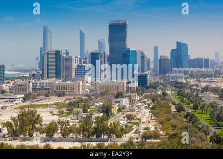 Vista dello skyline della città, Abu Dhabi, Emirati Arabi Uniti, Medio Oriente Foto Stock