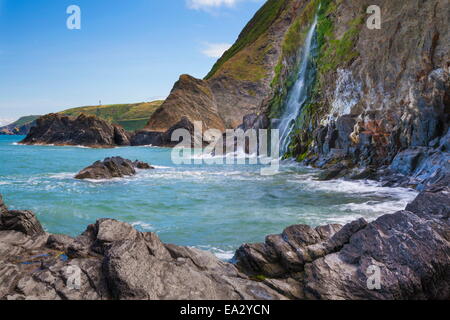 Cascata, la spiaggia di Tresaith, Ceredigion, West Wales, Regno Unito, Europa Foto Stock