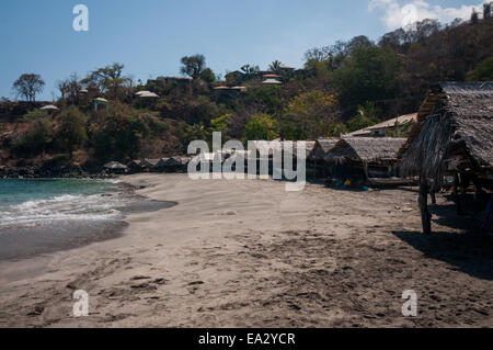 Capanne di legno con tetti di paglia funzionava come deposito di barca tradizionale nel villaggio balenare di Lamalera, Isola di Lembata, Indonesia. Foto Stock