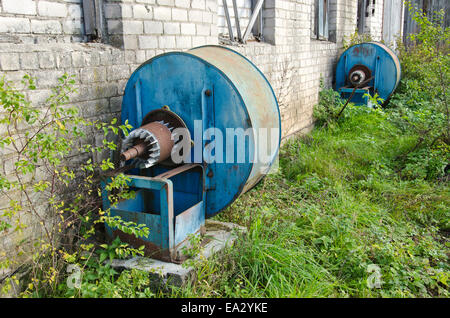 Agricoltura vecchi motori di ventilazione per l'aria condizionata in grano abbandonato edificio di storage Foto Stock