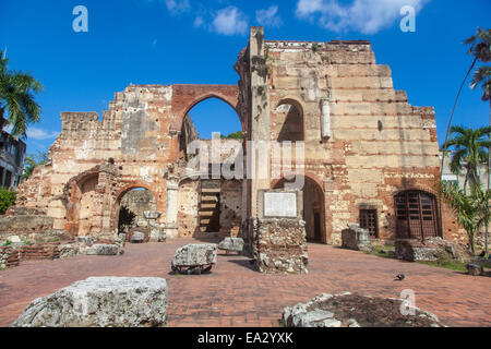 Ruinas del Hospital San Nicolas de Bari, zona coloniale, sito UNESCO, Santo Domingo, Repubblica Dominicana, West Indies, dei Caraibi Foto Stock