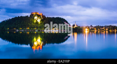 I riflessi di luce nel lago di Bled e sulle Alpi Giulie, Gorenjska, Slovenia, Europa Foto Stock