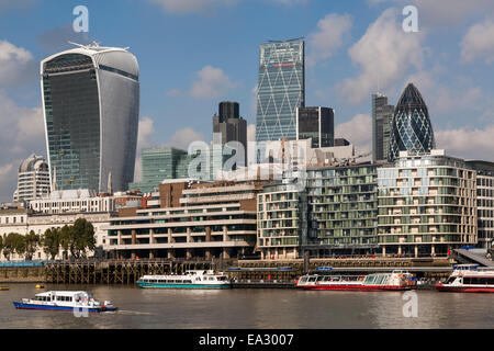 Skyline della città e del fiume Thames, London, England, Regno Unito, Europa Foto Stock