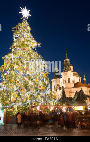 Piazza della Città Vecchia Mercatino di Natale, Jan Hus Monument e la chiesa barocca di San Nicola, sito UNESCO, Praga, Repubblica Ceca Foto Stock