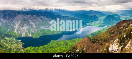 Il lago di Bohinj (Bohinjsko Jezero) visto da di Vogel Ski Resort, il Parco Nazionale del Triglav, sulle Alpi Giulie, Slovenia, Europa Foto Stock